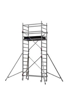 Échafaudage roulant en aluminium avec stabilisateurs latéraux et plateforme de travail sécurisée.