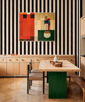 Papier peint à rayures verticales noires et blanches pour une décoration murale graphique et moderne.